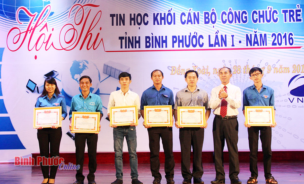 Tuyên dương 33 gương thanh niên tiêu biểu “Sáng tạo trẻ” và trao giải Hội thi tin học trẻ tỉnh Bình Phước lần thứ I, năm 2016