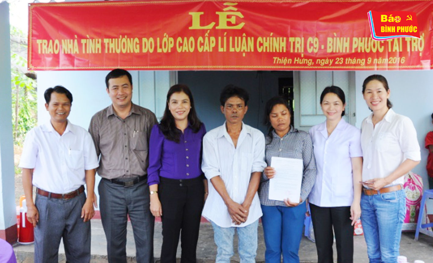 [Video] Lớp Cao cấp Lý luận chính trị - hành chính C9 tặng nhà tình thương