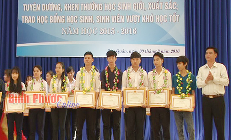 Hớn Quản tuyên dương học sinh, sinh viên vượt khó học tốt