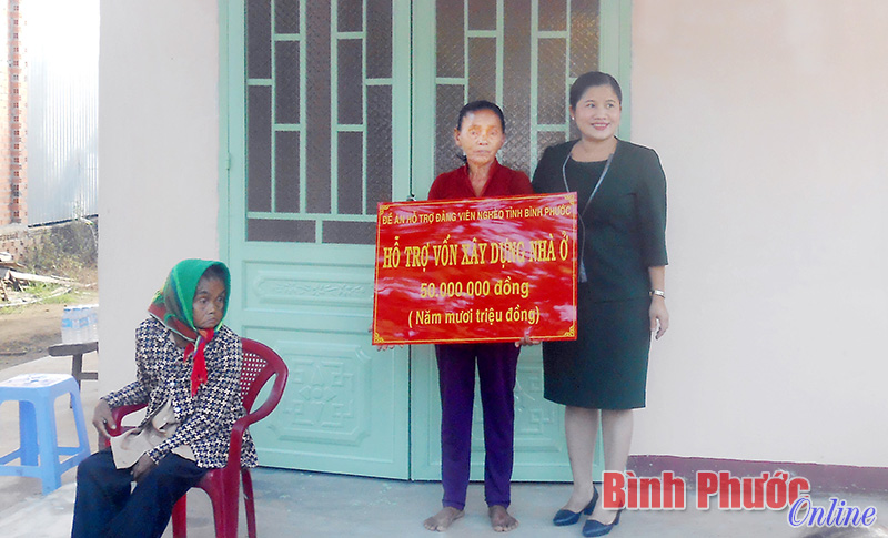 Tỉnh ủy trao nh&agrave; nghĩa t&igrave;nh đảng vi&ecirc;n cho đồng ch&iacute; Trần Thị B&ecirc;