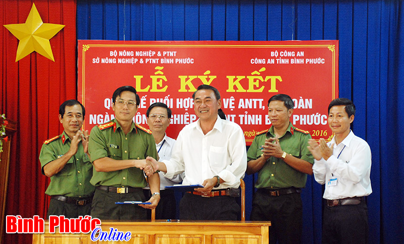 K&yacute; kết quy chế phối hợp bảo vệ an ninh an to&agrave;n ng&agrave;nh n&ocirc;ng nghiệp