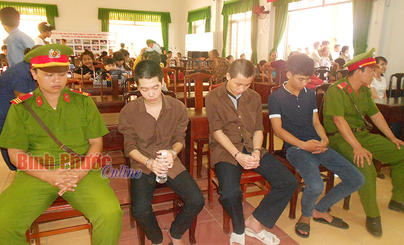 Nhiều vụ n&eacute;m đ&aacute; v&agrave;o &ocirc;t&ocirc; tr&ecirc;n đường ĐT741