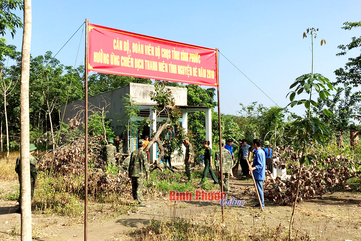 Bộ chỉ huy Quân sự tỉnh tu sửa nhà giúp gia đình chính sách