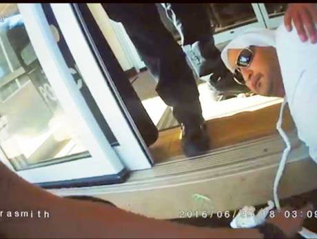 UAE khuyến cáo công dân không mặc trang phục truyền thống khi ở nước ngoài 