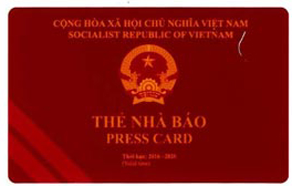 Hai nhà báo bị thu thẻ vì “ép” người vi phạm mua quảng cáo 