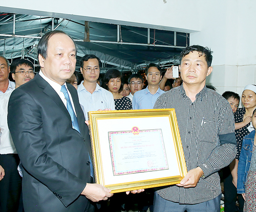 Truy tặng phi c&ocirc;ng Phạm Đức Trung Hu&acirc;n chương Bảo vệ Tổ quốc hạng Nhất 