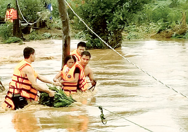Bộ đội biên phòng giải cứu 6 người dân bị mắc kẹt do lũ 