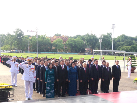 Đo&agrave;n đại biểu Quốc hội kh&oacute;a XIV viếng Chủ tịch Hồ Ch&iacute; Minh