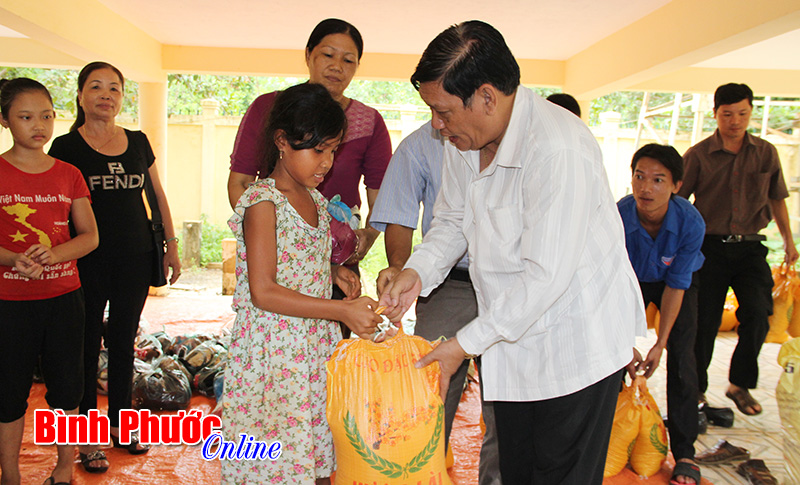 Trung tâm phát hành phim và chiếu bóng: Tặng quà, chiếu phim hè cho trẻ em vùng đồng bào dân tộc thiểu số
