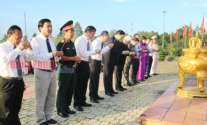 L&atilde;nh đạo tỉnh viếng nghĩa trang liệt sĩ nh&acirc;n kỷ niệm 71 năm Quốc kh&aacute;nh 2-9