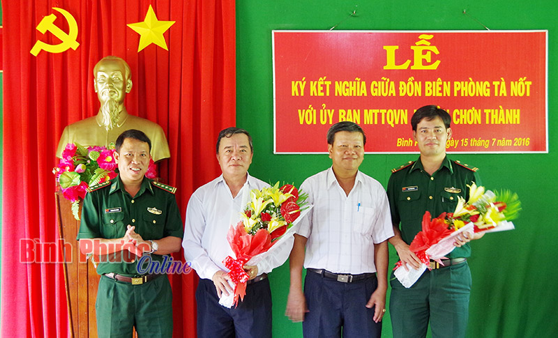 Đồn Bi&ecirc;n ph&ograve;ng T&agrave; Nốt k&yacute; kết nghĩa với Ủy ban MTTQVN huyện Chơn Th&agrave;nh