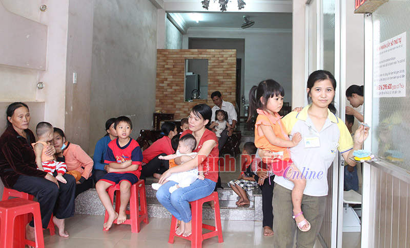 Khám, chữa bệnh cho trẻ dưới 6 tuổi: Vì sao đua nhau vượt tuyến?