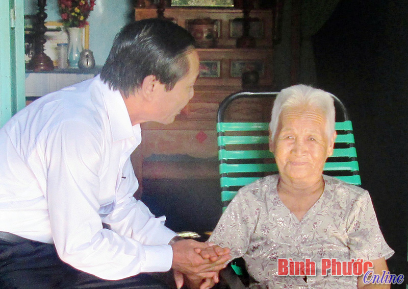 L&atilde;nh đạo tỉnh thăm v&agrave; tặng qu&agrave; gia đ&igrave;nh ch&iacute;nh s&aacute;ch ở Hớn Quản