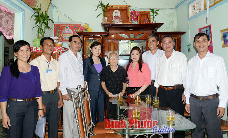 L&atilde;nh đạo tỉnh thăm v&agrave; tặng qu&agrave; gia đ&igrave;nh ch&iacute;nh s&aacute;ch ở B&igrave;nh Long