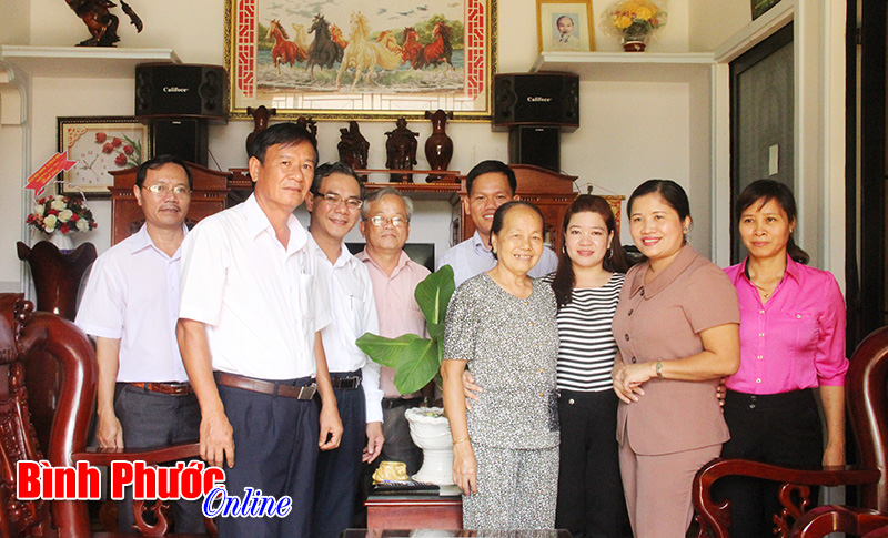 L&atilde;nh đạo tỉnh thăm v&agrave; tặng qu&agrave; gia đ&igrave;nh ch&iacute;nh s&aacute;ch ở Phước Long