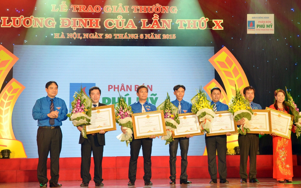 Hai đoàn viên được trao giải thưởng Lương Định Của 2016