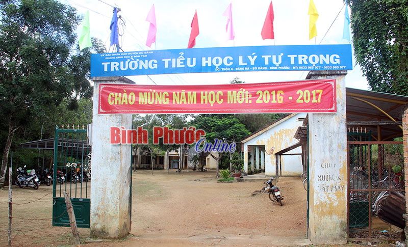 Trường tiểu học Lý Tự Trọng và người dân đi chung cổng