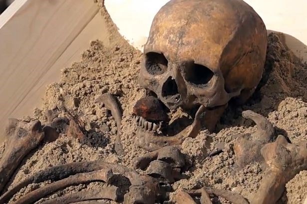 Khám phá bộ xương của "ma cà rồng" cách đây 500 năm
