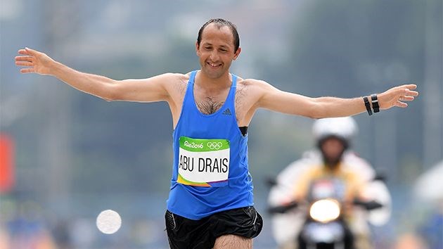 Vận động viên marathon bị chó tấn công trong lễ bế mạc Olympic