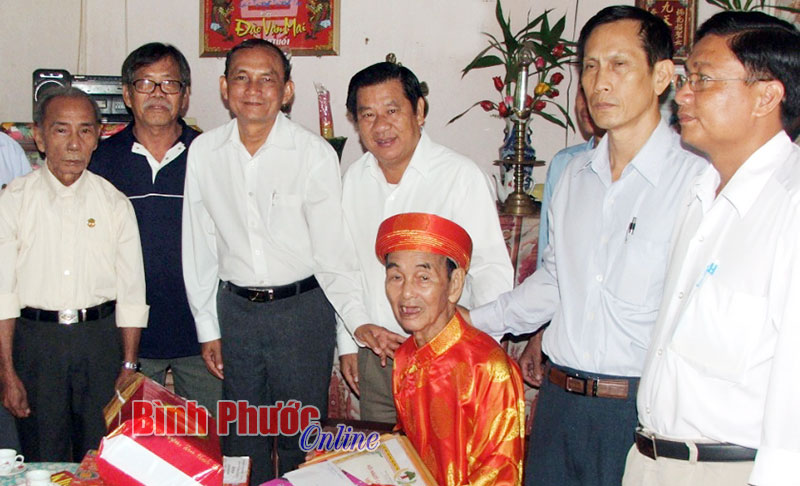 Tổ chức 11 đoàn đi thăm, chúc thọ người cao tuổi nhân ngày 1-10