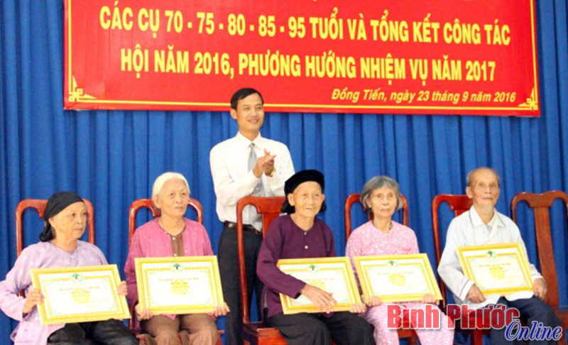 X&atilde; Đồng Tiến mừng thọ cho 59 cụ c&oacute; tuổi từ 75 trở l&ecirc;n