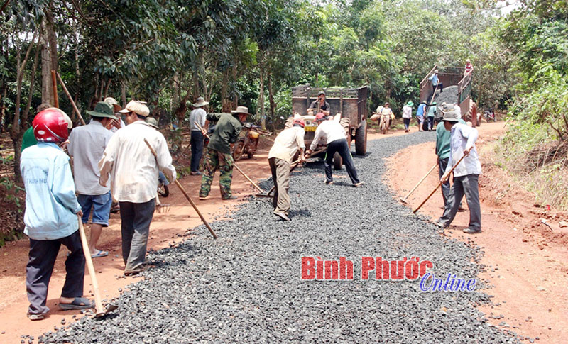 Nhân dân ấp Pa Pếch tự làm đường giao thông