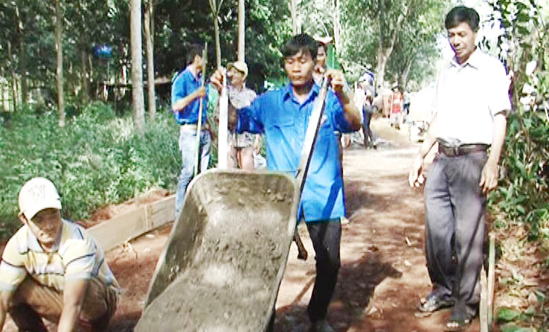Nhân dân xã Bom Bo làm 2,5km đường bê tông