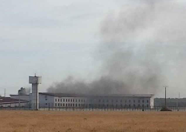 Hàng chục tù nhân gây bạo loạn, đốt phá tại một nhà tù ở Pháp