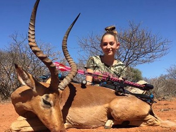 Nữ thợ săn nhí 12 tuổi gây sốc với "thành tích" giết thú quý