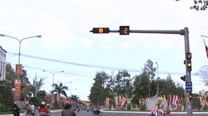 Điều khiển xe m&aacute;y vượt đ&egrave;n v&agrave;ng sẽ bị phạt đến 400 ng&agrave;n đồng