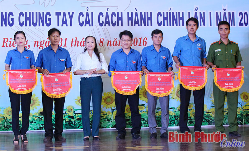Thanh niên Phú Riềng thi chung tay cải cách hành chính