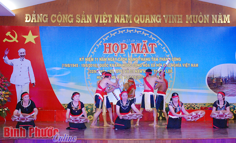 Ph&uacute; Riềng kỷ niệm 1 năm ng&agrave;y th&agrave;nh lập huyện