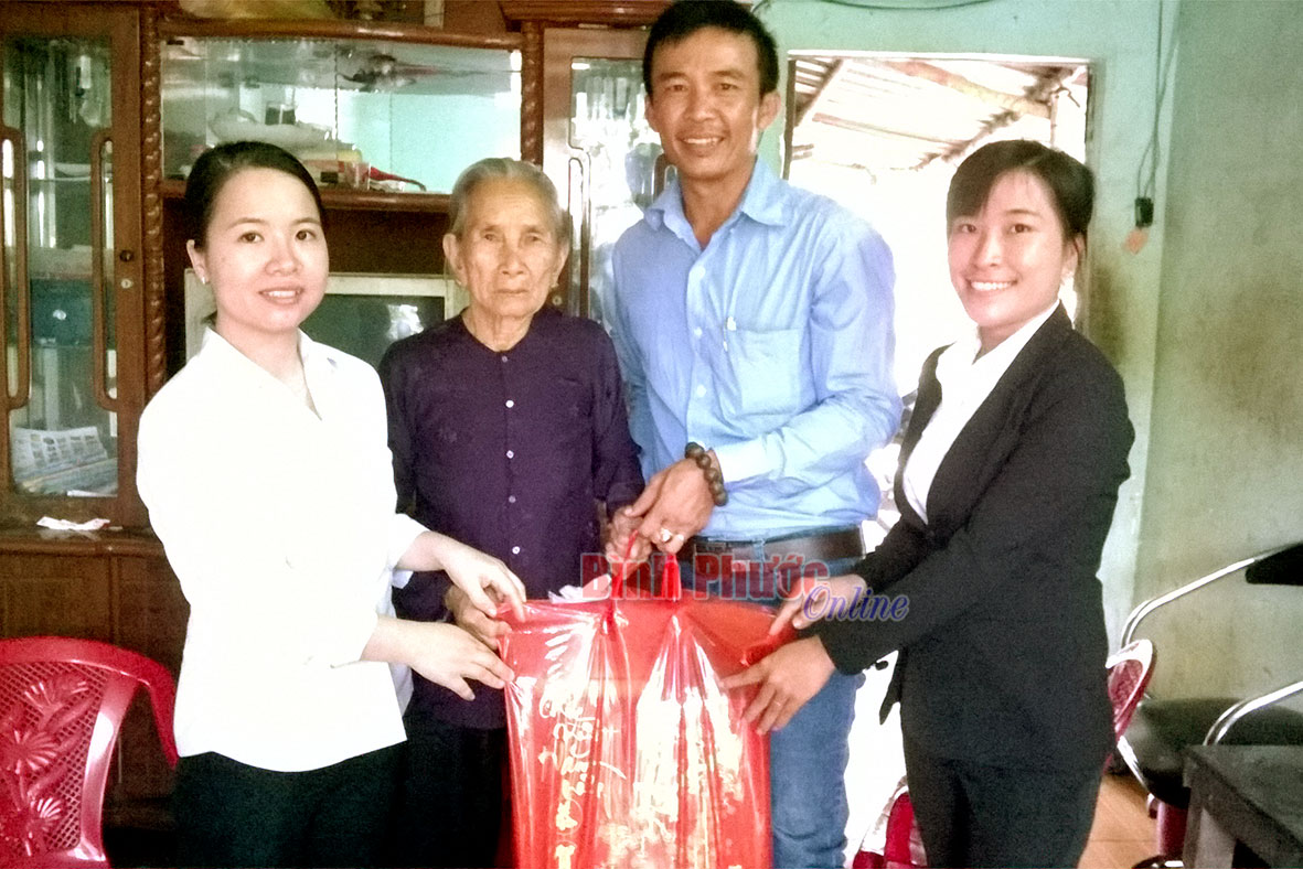 5 gia đình chính sách, Mẹ Việt Nam Anh hùng được tặng quà nhân ngày 27-7