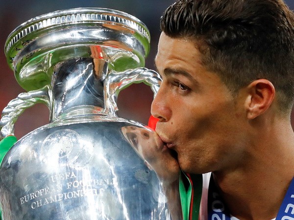 Nhà vô địch châu Âu Ronaldo thống trị thế giới "ảo" ở EURO 2016