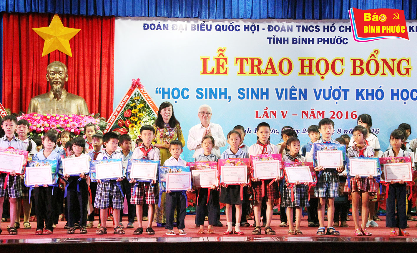[Video] Trao học bổng cho 374 học sinh, sinh viên vượt khó học tốt