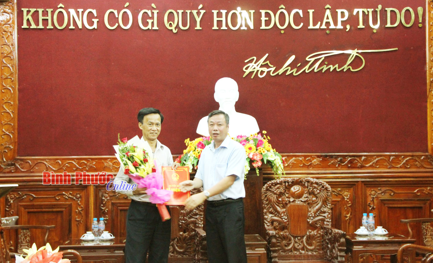 Trao quyết định bổ nhiệm, bổ nhiệm lại, nghỉ hưu cho 3 c&aacute;n bộ sở, ng&agrave;nh