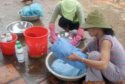 Phước Long triển khai chiến dịch diệt lăng quăng đến từng hộ dân