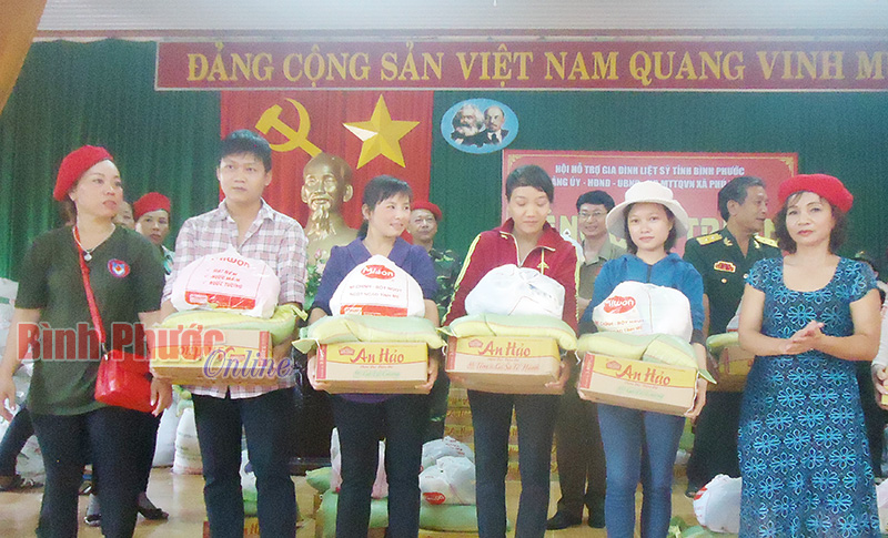 200 phần quà tặng hộ khó khăn, học sinh nghèo xã Phú Riềng
