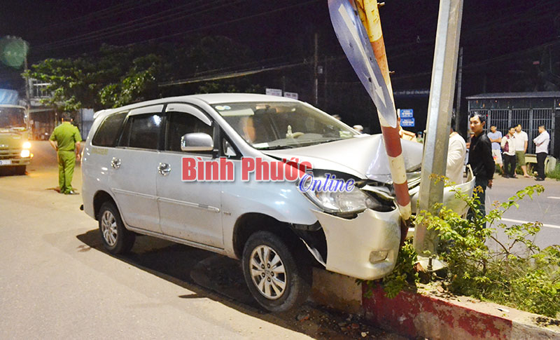 Tránh xe mô tô, ô tô 7 chỗ tông lên dải phân cách  