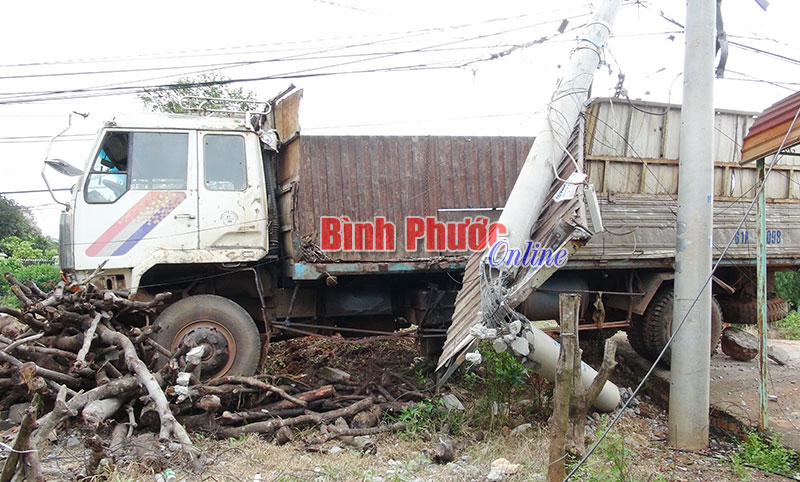 Xe tải húc bay cột điện, toàn bộ khu vực Bệnh viện Quân dân y 16 bị mất điện