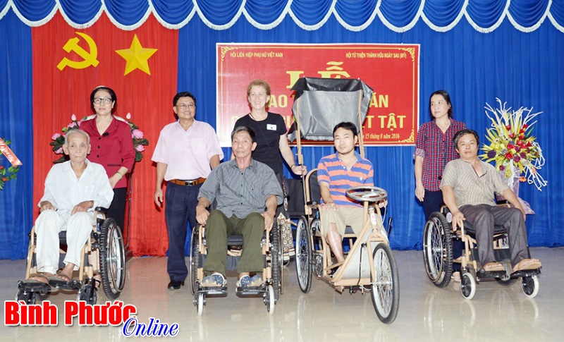 Tặng 27 xe lăn, xe lắc cho người khuyết tật