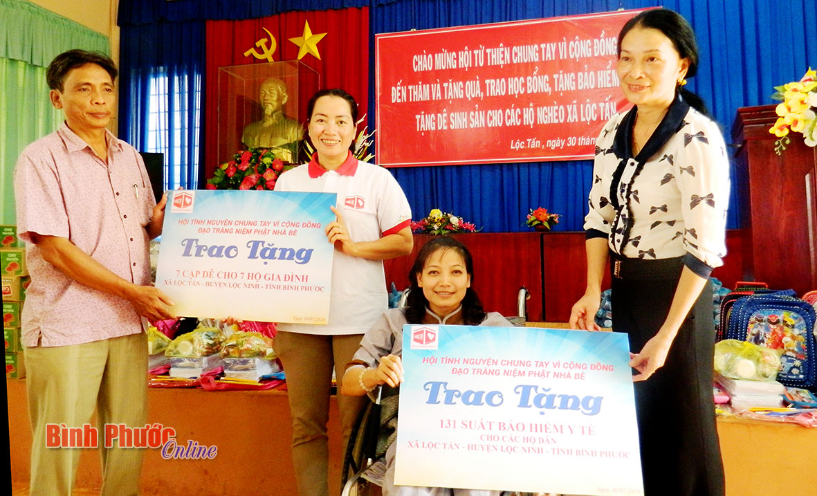 Trên 100 hộ nghèo, học sinh vượt khó ở huyện Lộc Ninh được tặng quà