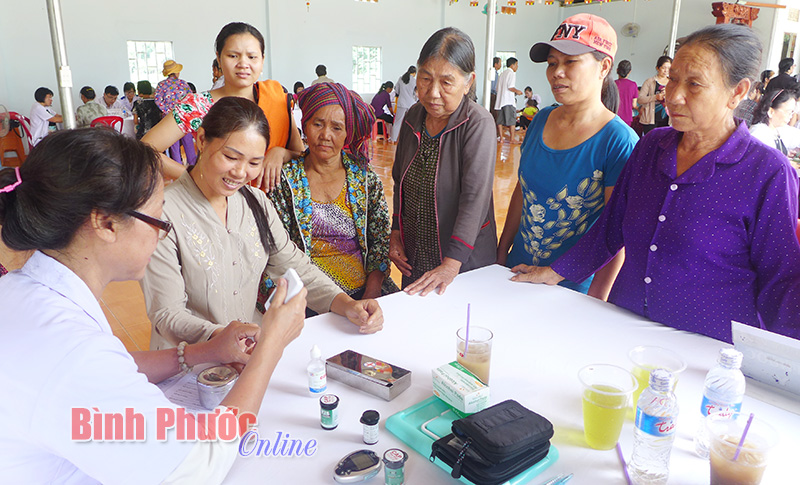 T&acirc;n Th&agrave;nh: 400 lượt người được kh&aacute;m, chữa bệnh miễn ph&iacute;