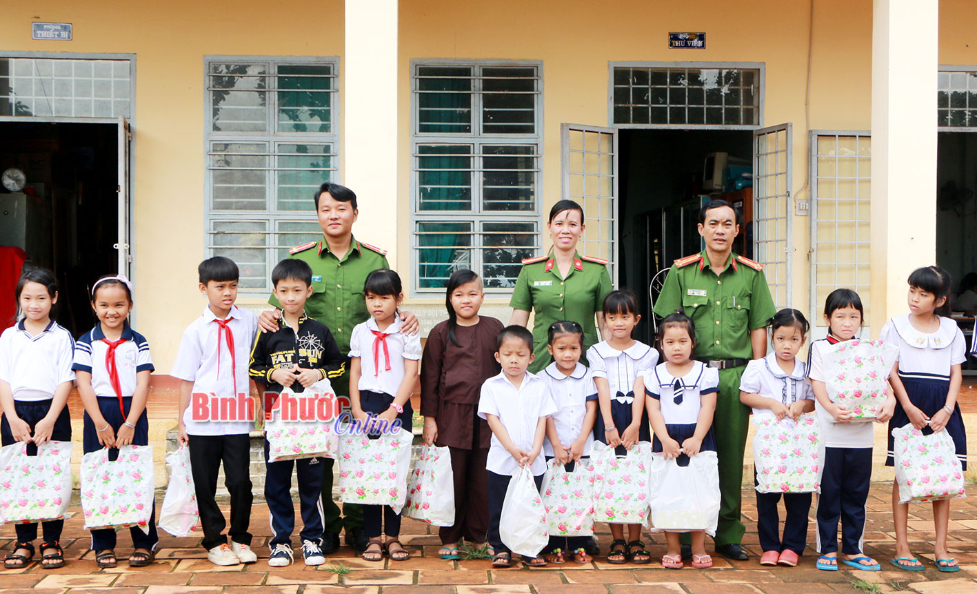 Đoàn thanh niên Công an tỉnh: Hơn 2.000 phần quà trung thu tặng trẻ em nghèo