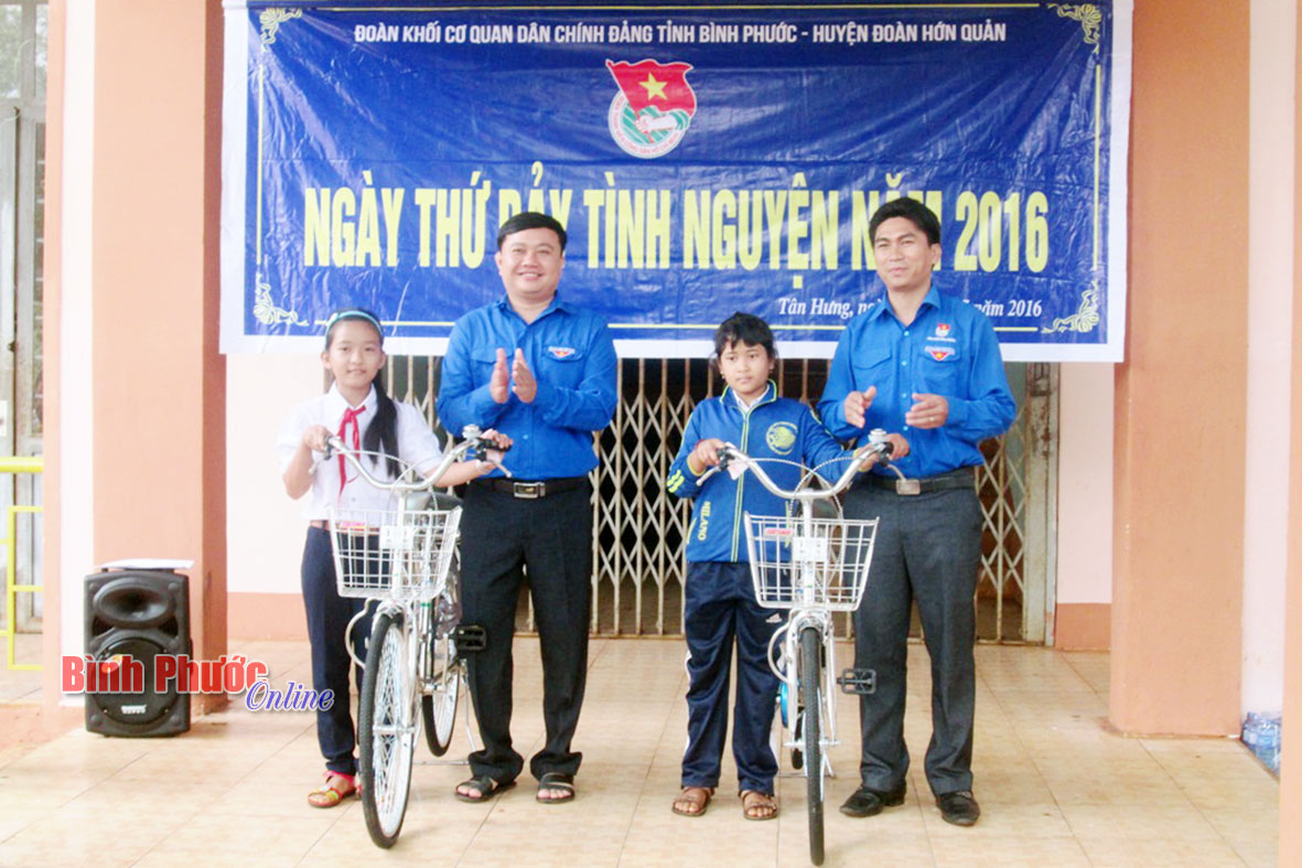 Ngày thứ Bảy tình nguyện tại xã Tân Hưng