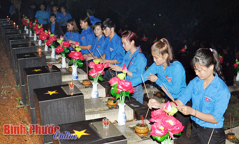 Thắp nến tri &acirc;n c&aacute;c anh h&ugrave;ng liệt sĩ tại Nghĩa trang liệt sĩ tỉnh 