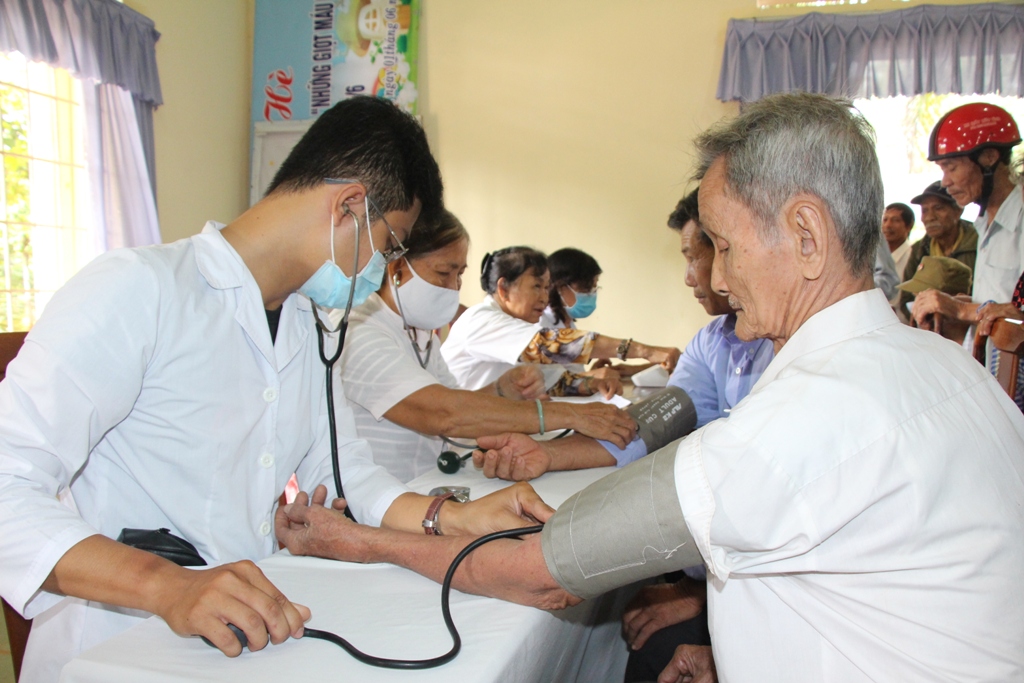 120 người dân xã Đồng Tâm được khám, phát thuốc miễn phí