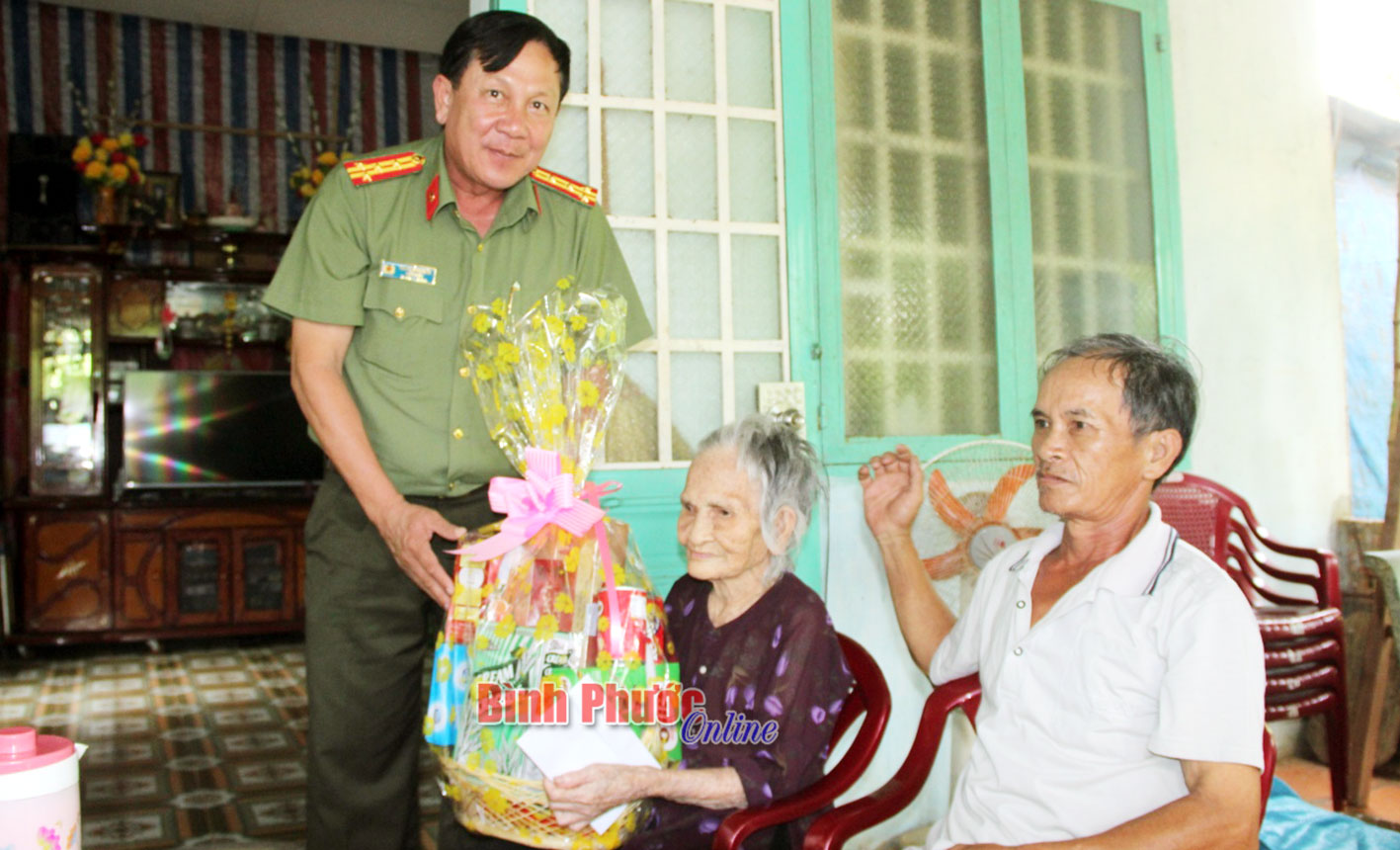 Lãnh đạo tỉnh thăm, tặng quà người cao tuổi huyện Bù Gia Mập