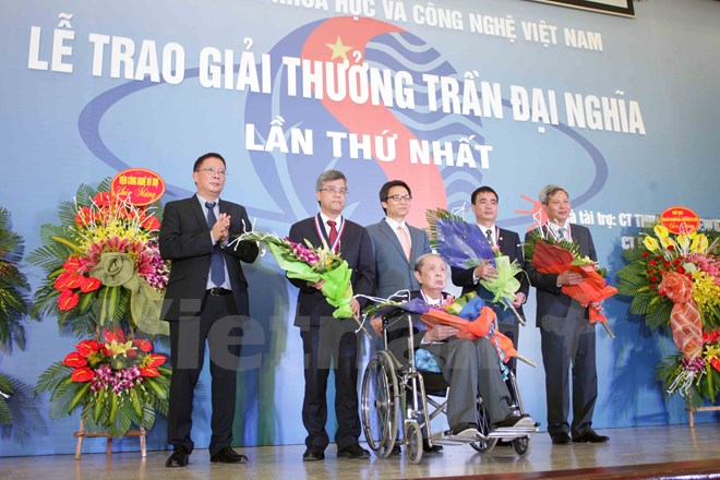 “Hãy tạo điều kiện và cả những thách thức cho các nhà khoa học trẻ”