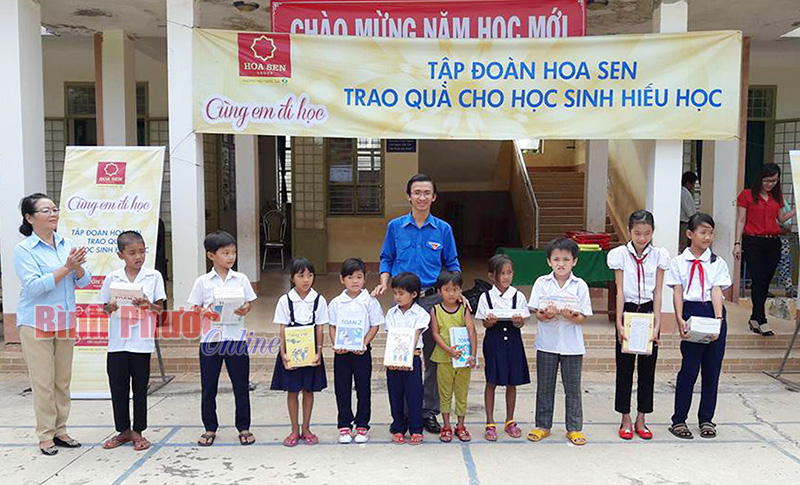 Trao học bổng cho học sinh nghèo ở biên giới